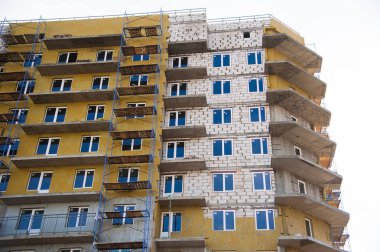 Çok katlı bir bina. Çok katlı konut inşaatı