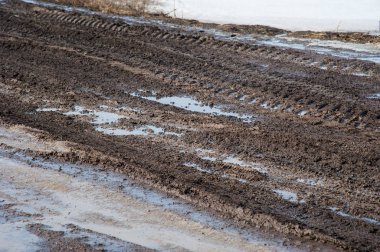 Bahar kirli ülkede yol üzerinde yağmur su birikintileri