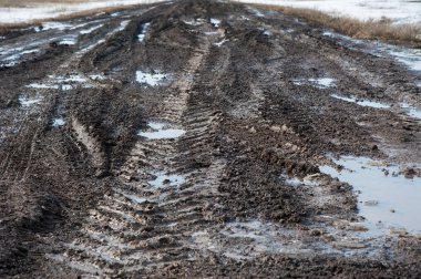 Bahar kirli ülkede yol üzerinde yağmur su birikintileri