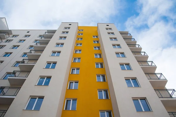 Nuevo Edificio Apartamentos Contra Cielo Azul — Foto de Stock