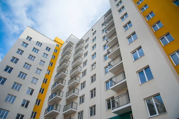 Nuevo Edificio Apartamentos Contra Cielo Azul — Foto de Stock