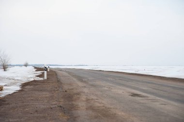 Kırsal alanda yalnız yol