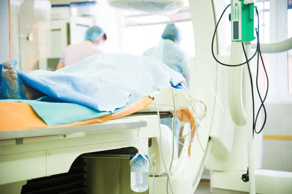 Спасение жизни в операционной больницы — стоковое фото