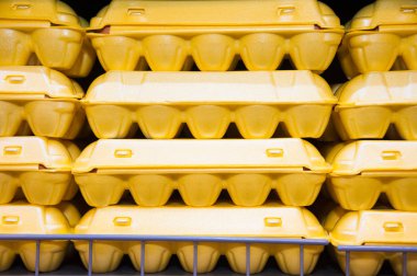 Dükkanda yumurta paketleme