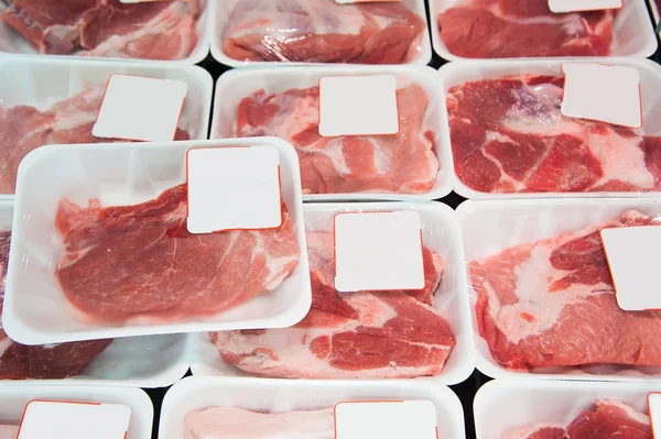Мясо в мясной лавке — стоковое фото