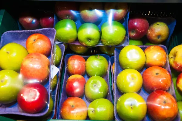 Apples on boxes in supermarket — Stock Photo, Image