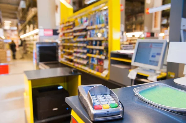 Comptoir de caisse avec terminal de paiement au supermarché — Photo
