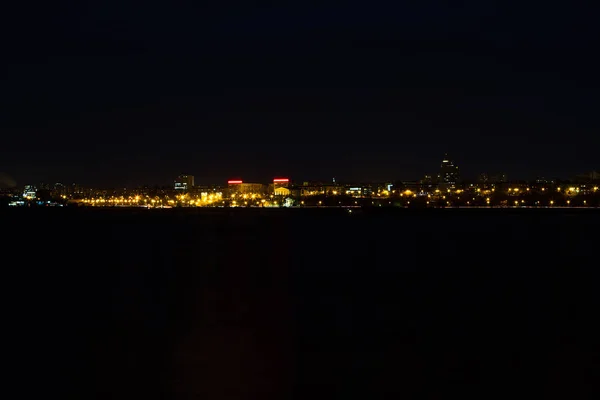 Панорама Города Ночью Река Переднем Плане — стоковое фото