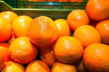 Greyfurt süpermarkette kutularındaki demet