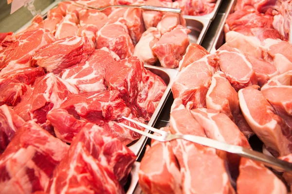 Verscheidenheid Van Rauw Vlees Segmenten Een Slagerij — Stockfoto