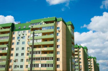 Gökyüzüne karşı yepyeni bir apartman.