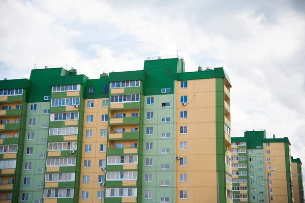 Gloednieuw Appartementencomplex Tegen Blauwe Lucht — Stockfoto