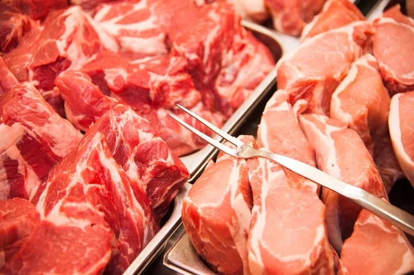 Çiğ et dilimleri bir kasap dükkanında çeşitli