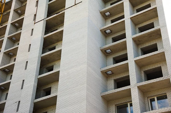 Çok katlı bir bina. Çok katlı konut inşaatı