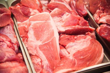 Çiğ et dilimleri bir kasap dükkanında çeşitli