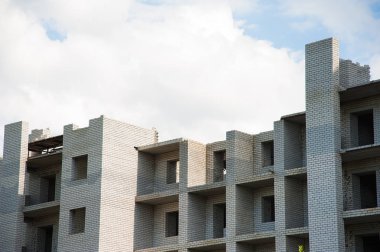 Çok katlı bir bina. Çok katlı konut inşaatı