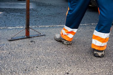 Yol yapımı, sanayi ve takım çalışması üzerine çalışan işçiler, yeni asfalt