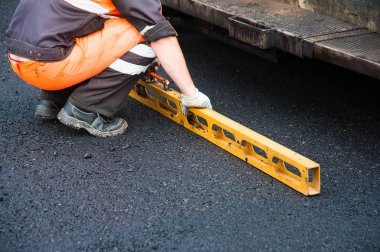 Yol yapımı, sanayi ve takım çalışması üzerine çalışan işçiler, yeni asfalt