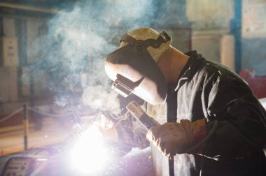 Kaynakçı kaynak yaparken kaynak yaparken kıvılcımlar