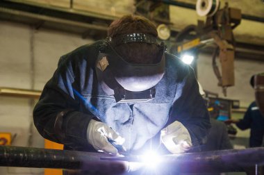 Kaynakçı kaynak yaparken kaynak yaparken kıvılcımlar