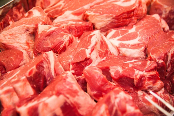 Çiğ et dilimleri bir kasap dükkanında çeşitli