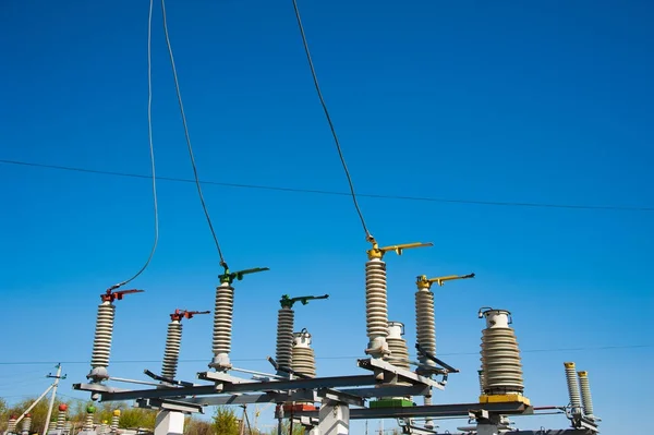 Mavi Gökyüzü Arka Planında Yüksek Voltajlı Güç Transformatörü — Stok fotoğraf
