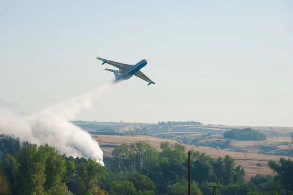 Avión Bomberos Apaga Incendio Forestal Paisaje — Foto de Stock