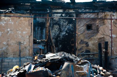 Büyük felaketten sonra ev harabeleri - yangın