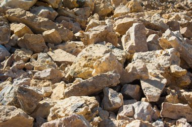 Terk edilmiş bir taş ocağında madencilik, taş ocağı ve üretim.