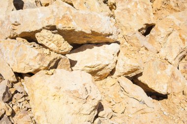 Terk edilmiş bir taş ocağında madencilik, taş ocağı ve üretim.