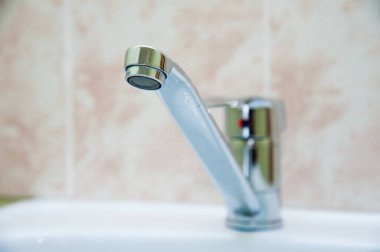 Bir mutfakta eski gümüş metal musluk kapatmak