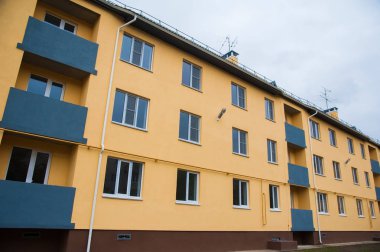 Gri sonbahar gökyüzüne karşı yepyeni bir apartman.