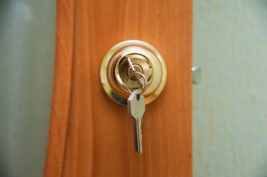 Kapı kolları, kapı ve anahtar deliği anahtarında ahşap kanat