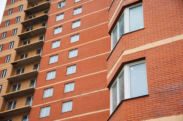 Nuevo Edificio Apartamentos Contra Cielo Gris Otoño — Foto de Stock