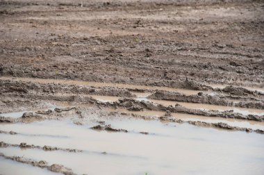 Bahar kirli ülkede yol üzerinde yağmur su birikintileri