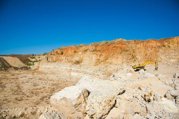 Producción de piedra en una cantera abandonada —  Fotos de Stock