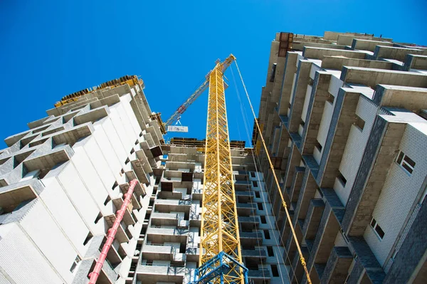 Bouw van meerdere verdiepingen residentieel gebouw — Stockfoto