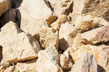 Terkedilmiş bir taş ocağında taş imalatı