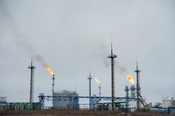 Нефтегазовая промышленность, завод по переработке — стоковое фото