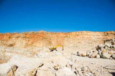 Terkedilmiş bir taş ocağında taş imalatı