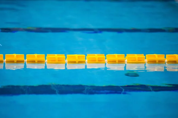 La vista de una piscina pública vacía en interiores — Foto de Stock