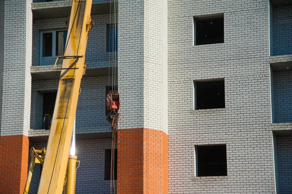 Construção de um edifício residencial de vários andares — Fotografia de Stock