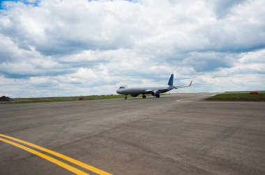 Uçak havaalanı pistine indi