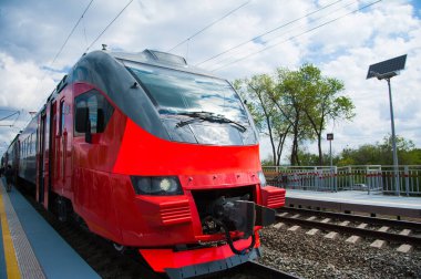 Modern demiryolunda kırmızı tren