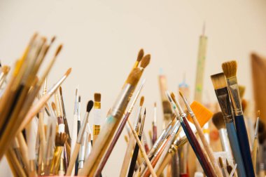 Boyama için fırçalar. Kıl çeşitli şekillerde. Sanat atölyesi