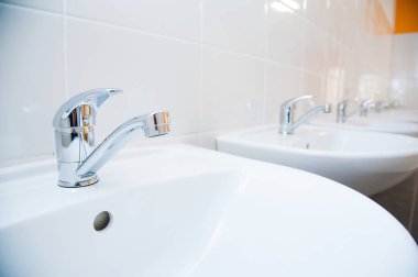 Sıra modern seramik yıkama el havzalarının yakın çekim