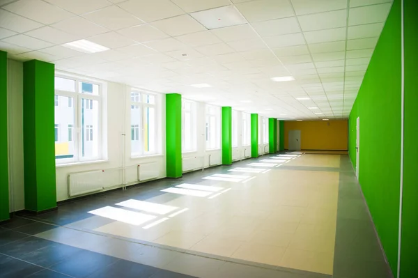 Empty clean hallway or corridor of interior classroom — Stok fotoğraf