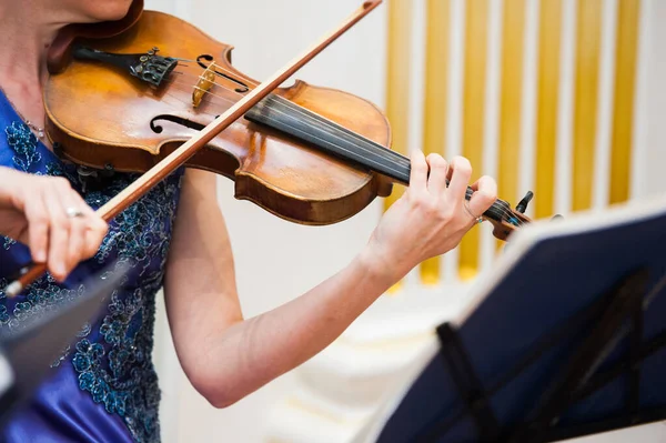 Violinist spelar violin närbild — Stockfoto