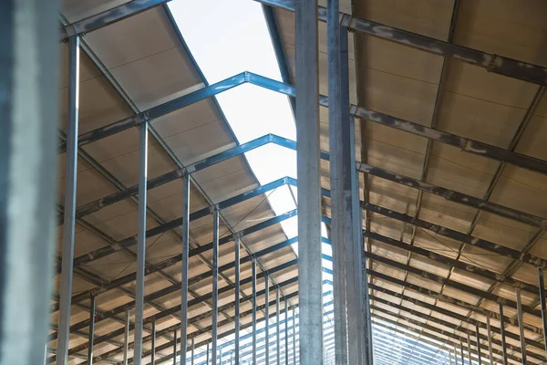 Taller marco de acero está en construcción contra un cielo azul —  Fotos de Stock