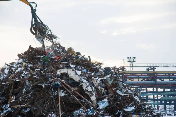 Sucata de carga de guindaste em um trem — Fotografia de Stock